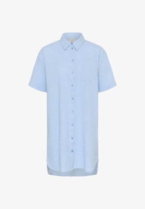 Chemise bleu clair à manches courtes avec col et poche poitrine, en tissu texturé, présentée sur fond blanc.