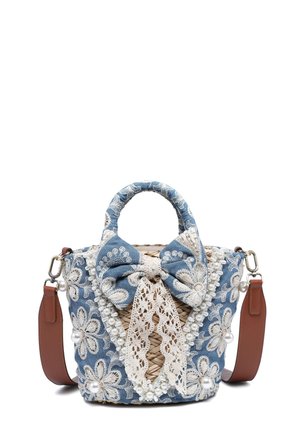 Kleine gewebte Handtasche mit blauem Blumenstoff, Spitzen-Schleife, Perlenbesatz und abnehmbarem braunem Leder-Schulterriemen.