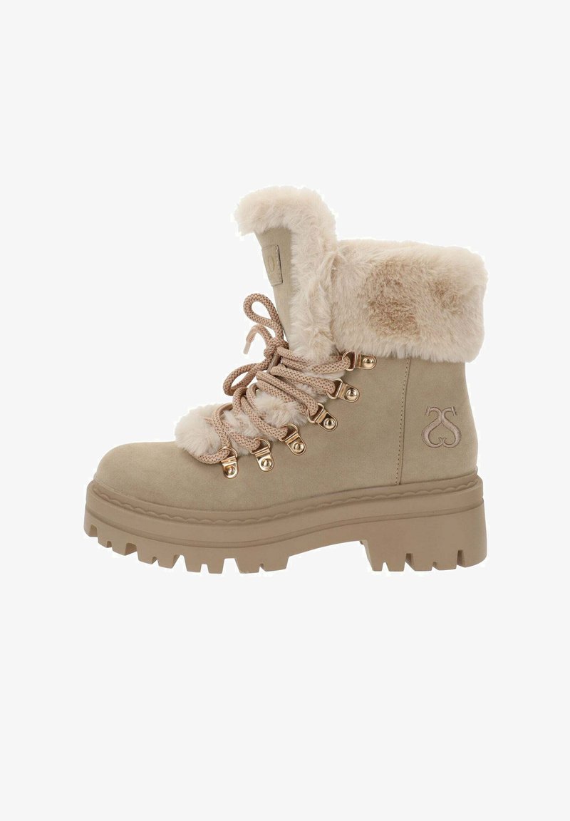 Botín de tobillo de ante beige con puño de piel sintética, diseño de cordones, ojales metálicos y suela de goma gruesa con patrones de relieve profundos.