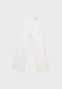 Jeans blancs à jambes larges vus de dos avec deux poches arrière et une petite étiquette de marque sur la ceinture.