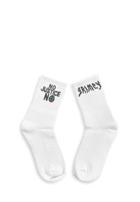 Calcetines blancos de algodón con puños acanalados que presentan texto en negro: "NO JUSTICIA NO" y "GRIMESY." Incluye un símbolo de paz en color.