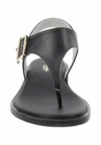 Sandales en cuir noir avec une semelle plate, dotées d'une fine sangle et d'une boucle latérale pour un ajustement personnalisé. Texture lisse avec un detailing minimal.