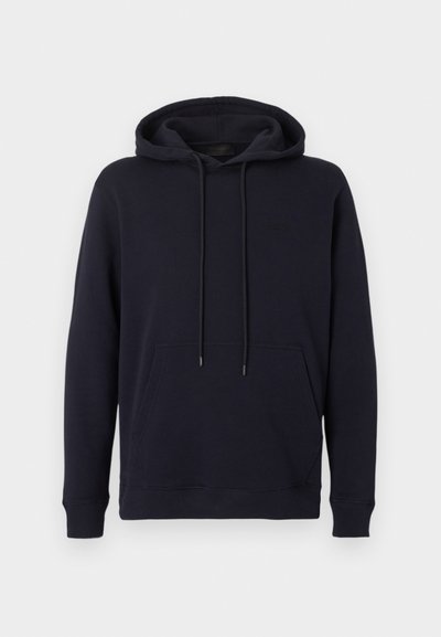 Μαύρη φούτερ μπλούζα με κουκούλα, μπροστινή τσέπη τύπου ποδιά, μακριά μανίκια, ριμπ μανσέτες και κουκούλα με ρυθμιζόμενο κορδόνι, σε απλό φόντο.