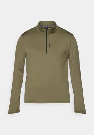 Maglione a maniche lunghe verde oliva con colletto alto e chiusura a mezza zip. Presenta un logo sul petto e cuciture sulle spalle in contrasto.