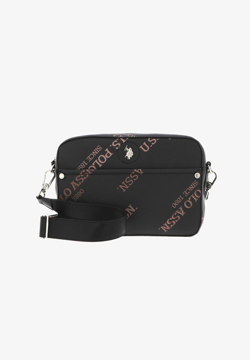 Sac bandoulière noir en synthétique avec une texture lisse, arborant un texte de logo rouge en relief et un détail en métal argenté. Bandoulière réglable incluse.