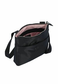 Bolso cruzado de nylon negro con una correa texturizada, cremallera plateada y un forro interior rosa. Cuenta con un diseño rectangular elegante.
