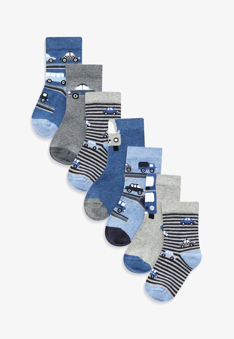 Conjunto de ocho pares de calcetines infantiles en diferentes tonos de azul y gris, con estampados de vehículos y rayas, que incluyen punteras reforzadas y tela texturizada.