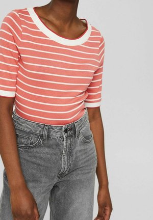 Koraalroze en wit gestreept T-shirt met korte mouwen en een brede halslijn, gecombineerd met grijze jeans met hoge taille, voorzien van een knoopsluiting en klassieke zakken.