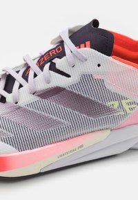 adidas Performance ADIZERO ADIOS 8 - Sapatos para corrida em estrada - footwear white/aurora metallic/solar red