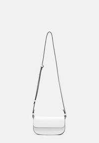 Biała skórzana torebka na ramię z klapą, czarnymi lamówkami i regulowanym paskiem. Gładka tekstura i minimalistyczny prostokątny kształt.