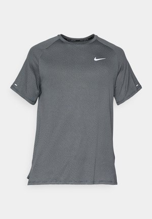 Grynn Nike tränings t-shirt med korta raglanärmar, texturerad tyg och en vit logotyp på vänster bröst, med rund halsringning.
