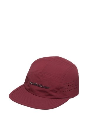 Czapka Quiksilver w kolorze kasztanowym z płaskim daszkiem i otworami wentylacyjnymi po bokach, wykonana z lekkiego materiału.