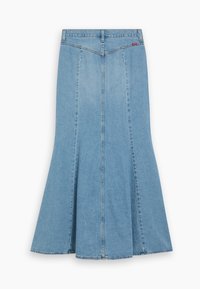 Falda de mezclilla en azul claro, diseño acampanado con costuras verticales, cierre de botón y cremallera, y un dobladillo ligeramente deshilachado.