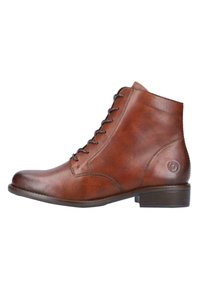 Bottine en cuir marron avec un bout arrondi, un laçage à l'avant et un petit talon empilé ; présente des coutures discrètes et une finition texturée.