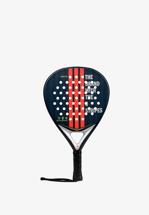 Padel racket met een ronde kop, marineblauwe oppervlakte, rode strepen en witte perforaties. Beschikt over een gestructureerde grip en een zilveren accent.