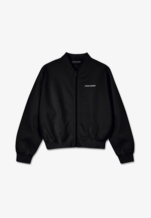 Mustat bomber-takit, joissa on pehmeä kangas, edessä vetoketju, ribbaa hihansuissa ja helmasssa, sekä "PEGAADOR" -logo rinnassa.