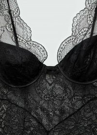 Crna čipkasta donje rublje s valovitim rubovima, s intrikatnim uzorcima i prozirnom teksturom, dovršena s podstavljenom čašicom bralette i detaljima.