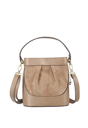 Beige leren en suède bucketbag met bovenhandvat, afneembare schouderriem en gouden hardware, getoond tegen een witte achtergrond.