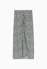 Schwarzer Schal mit Muster, der kleine weiße Blumen auf einem leichten Stoff zeigt. Das Design umfasst einen gerafften Abschnitt an der Oberseite.