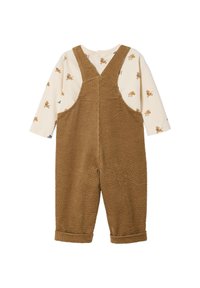 Braune cordartige Latzhosen mit verstellbaren Trägern, kombiniert mit einem cremefarbenen Langarmshirt, das mit kleinen Tiermotiven verziert ist. Weicher Stoff und lockere Passform.