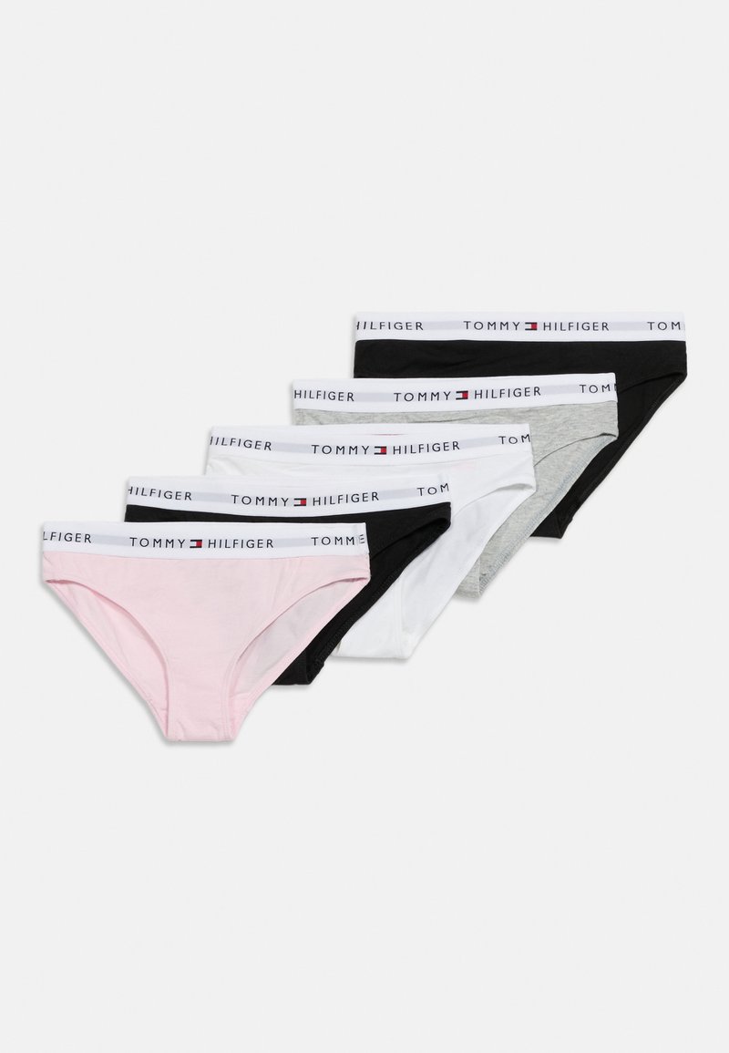 Πέντε γυναικεία εσώρουχα σε ροζ, μαύρο, λευκό και γκρι, το καθένα με λευκή ζώνη μέσης που φέρει τη σήμανση και το λογότυπο "Tommy Hilfiger".