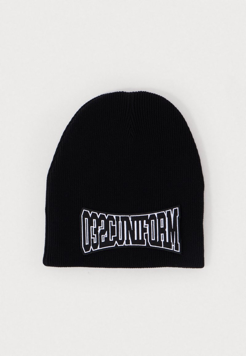 Bonnet en tricot noir avec texture côtelée et logo graphique blanc. Dispose d'un bord retourné pour un ajustement confortable.