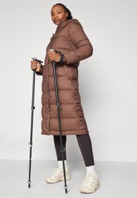 Patagonia SILENT LONG PARKA - Kaput ispunjen paperjem - molasses brown
