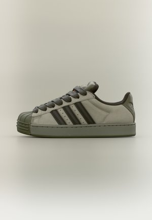 SUPERSTAR ST UNISEX - Sportbačiai - silver-coloured pebble/shadow olive/olive strata