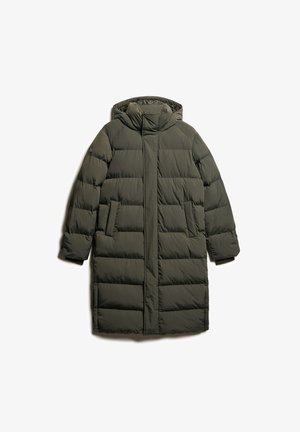 Puchowa kurtka w oliwkowym kolorze, z kapturem, długimi rękawami, bocznymi kieszeniami i prostym krojem. Powierzchnia ma gładką teksturę z kwadratowym przeszyciem.