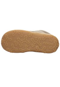 Vista inferior de un zapato que presenta una suela de goma texturizada en tono marrón con un patrón hexagonal único y el nombre "PEPINO" grabado.