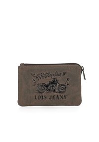 Cartera de cuero marrón con un gráfico de motocicleta y el texto "LOIS JEANS", con cierre de cremallera y superficie texturizada.