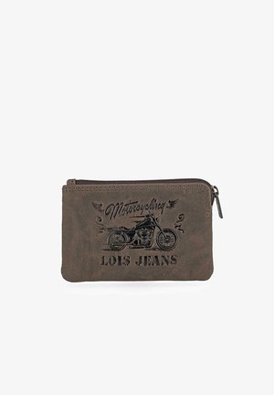 Cartera de cuero marrón con un gráfico de motocicleta y el texto "LOIS JEANS", con cierre de cremallera y superficie texturizada.