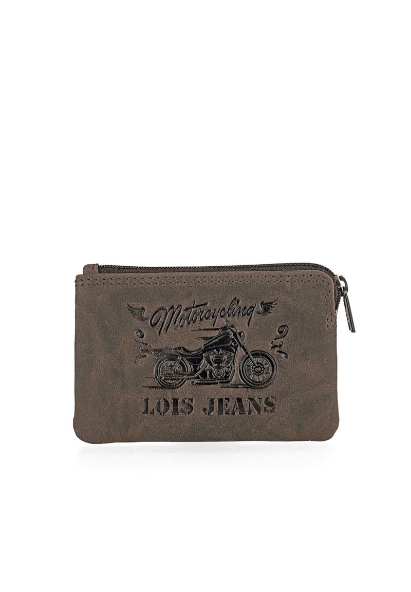Cartera de cuero marrón con un gráfico de motocicleta y el texto "LOIS JEANS", con cierre de cremallera y superficie texturizada.
