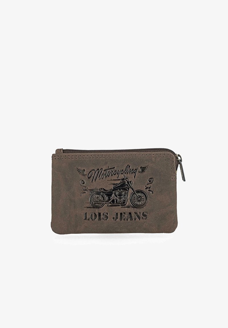 Cartera de cuero marrón con un gráfico de motocicleta y el texto "LOIS JEANS", con cierre de cremallera y superficie texturizada.