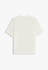 Simpel hvid kortærmet T-shirt med rund halshul vist fra ryggen på en ensfarvet hvid baggrund.