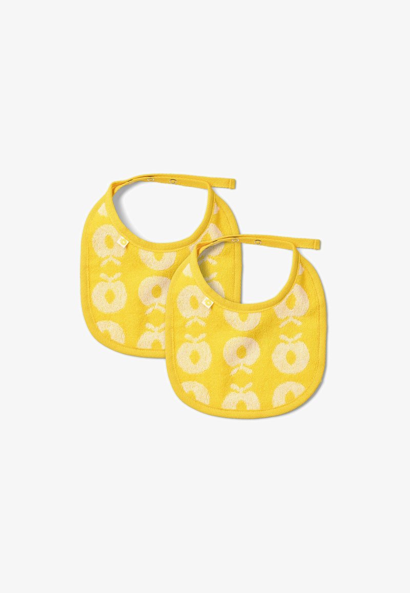 To gule bibs lavet af tekstureret bomuld, der har et gentaget frugt mønster i en lysere nuance. Udstyret med trykknaplukninger for nem fastgørelse.