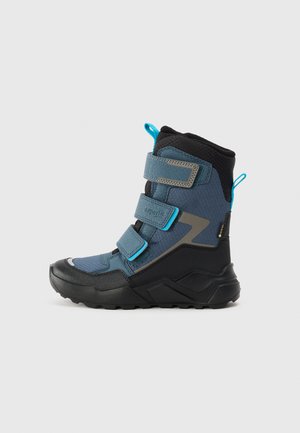 Zilas ūdensnecaurlaidīgais ziemas zābaks ar melnu zoli, trim regulējamām siksnām, teksturētu augšdaļu un vilkšanas cilpu aizmugurē. Izstrādāts aukstiem laikapstākļiem.