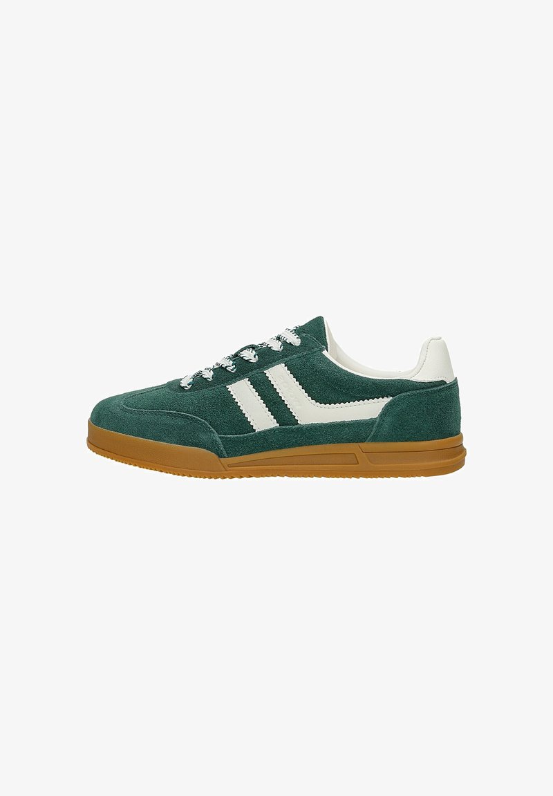 Groene suède sneakers met witte accenten, voorzien van een gumrubberzool, ronde veters en een laag profiel. Geschikt voor casual wear.