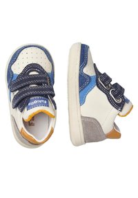 Due scarpe sportive per bambini che presentano una combinazione di materiali bianchi, blu navy e grigio chiaro, con chiusure in velcro e dettagli perforati.