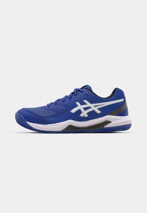 Blauer Sportschuh mit einer strukturierten Oberseite, weißen Logo-Akzenten, einer gepolsterten Sohle und einem schwarzen und grauen Design um die Ferse.
