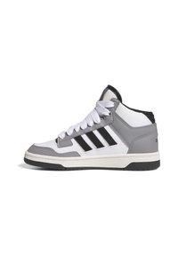 Sneaker alte in pelle grigia e bianca, con strisce nere e una suola bianca texturizzata. Accentuate da lacci bianchi e dettagli neri.