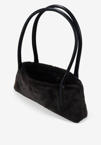 Bolso de mano de piel sintética negra con dos asas de cuero negro contrastantes, forma rectangular, textura suave y un interior espacioso.