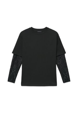 Camicia nera a maniche corte con maniche lunghe in pizzo abbinato, collo tondo, distesa su sfondo bianco.