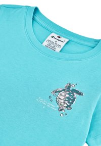 Türkisfarbiges Baumwoll-T-Shirt mit einem Grafikdruck von einer Schildkröte und Blasen. Es hat einen Rundhalsausschnitt und eine normale Passform. Etikett im Kragen sichtbar.
