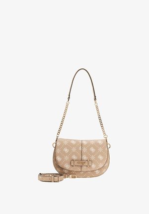Sac à main beige avec surface texturée, motif logo blanc, ferrures dorées, chaîne et bandoulière réglable, fermeture à rabat avec détail logo.