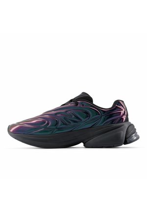 Eleganter schwarzer Sneaker mit irisierendem lila-grünem Obermaterial, geformter Zwischensohle und dezent strukturiertem Logo an der Seite.
