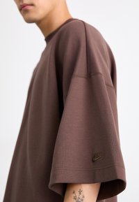 Nike Sportswear TECH FLEECE - Paprasti marškinėliai - baroque brown