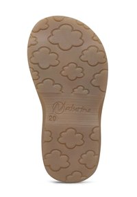 Světle hnědá gumová podrážka obuvi s vzorem oblačnosti, s embosovaným názvem značky "Naturino" a číslem "20" ve středu.