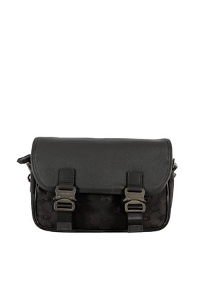 Bolso tipo cartera negro con cierre de solapa, dos hebillas metálicas y un discreto estampado en la parte inferior delantera, sobre fondo blanco.
