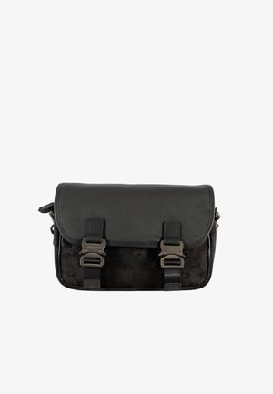 Sac cartable noir avec rabat, deux boucles métalliques et motif subtil sur la partie inférieure avant, sur fond blanc.